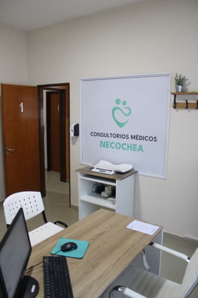 Consultorio con el logo, escritorio y balanza para bebés