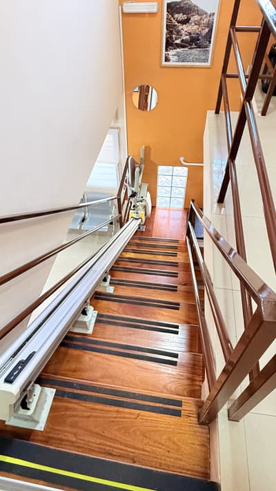 Escalera con el riel de la silla salvaescaleras