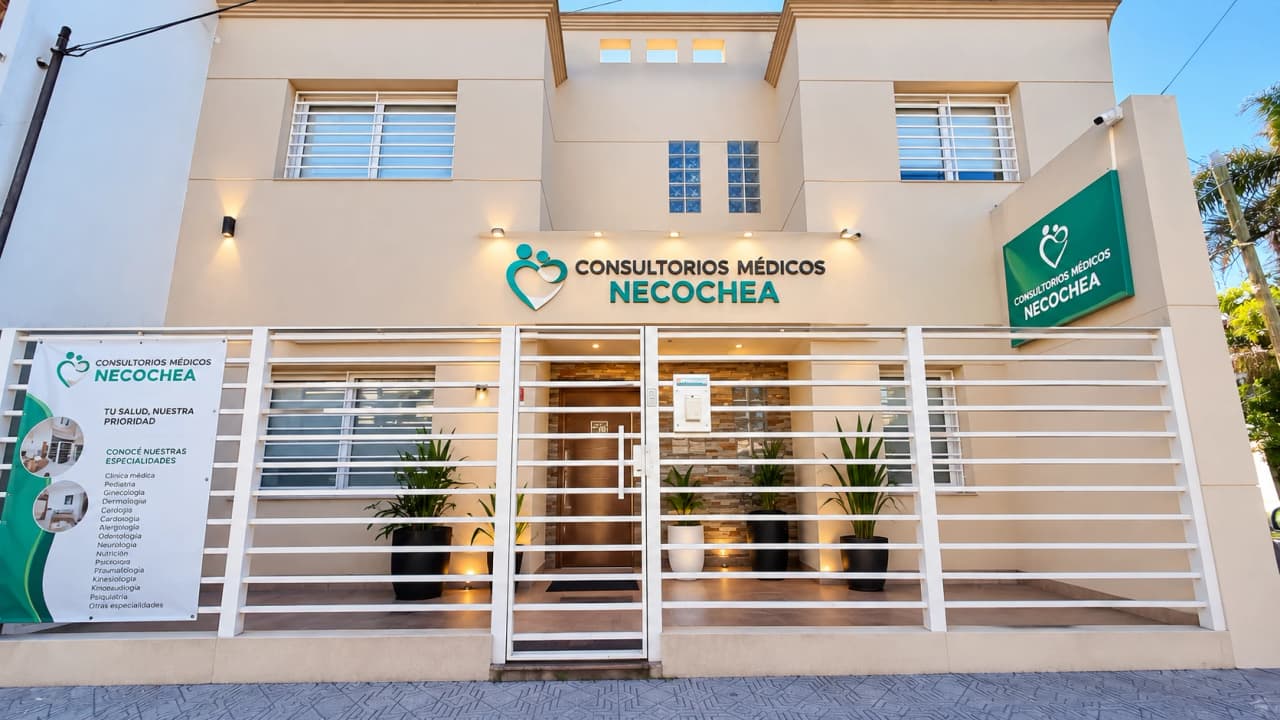 Fachada de Consultorios Médicos Necochea, con los carteles, en Ramos Mejía