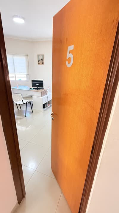 Puerta del consultorio 5, abierta