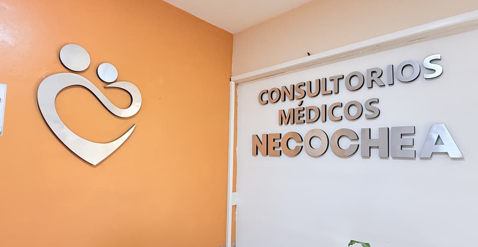 Recepción, con el logo y el nombre de los consultorios en la pared